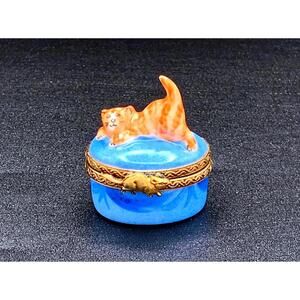 Peint Main Limoges France Cat Trinket Box – Hand-Painted , Signed “Le Evinerose”